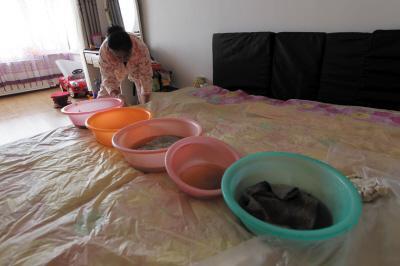 汉川楼上漏水，住户失联，小区没物管，业主维权难！律师来支招……
